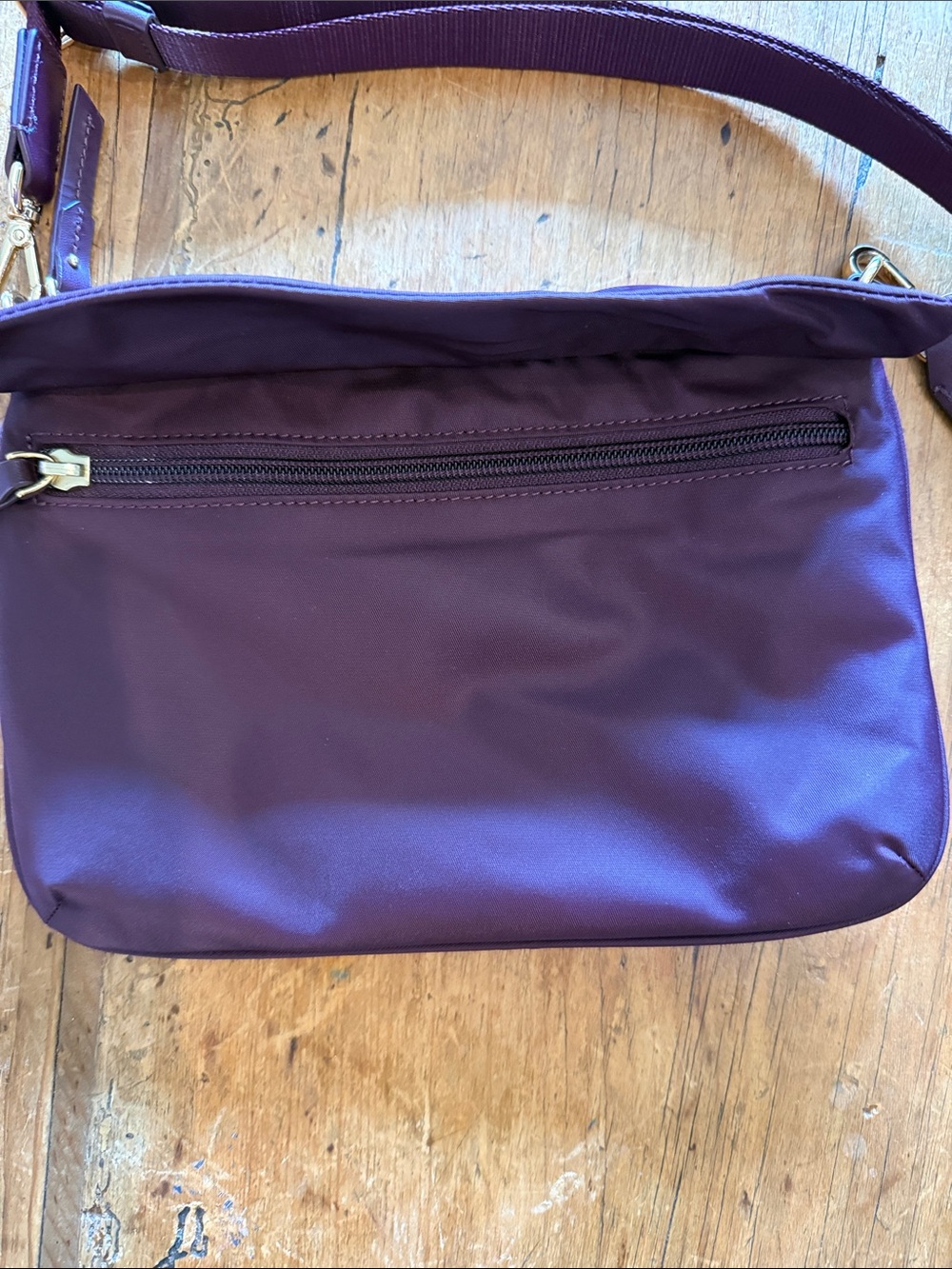 Tumi Voyager Collection Plum Nylon Crossbody with Gold Hardware & adjustable str - Picture 3 of 10